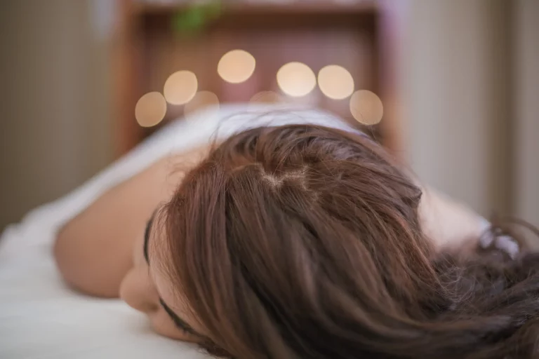 Femme allongée pendant un massage à Béziers au SPA SOLINA